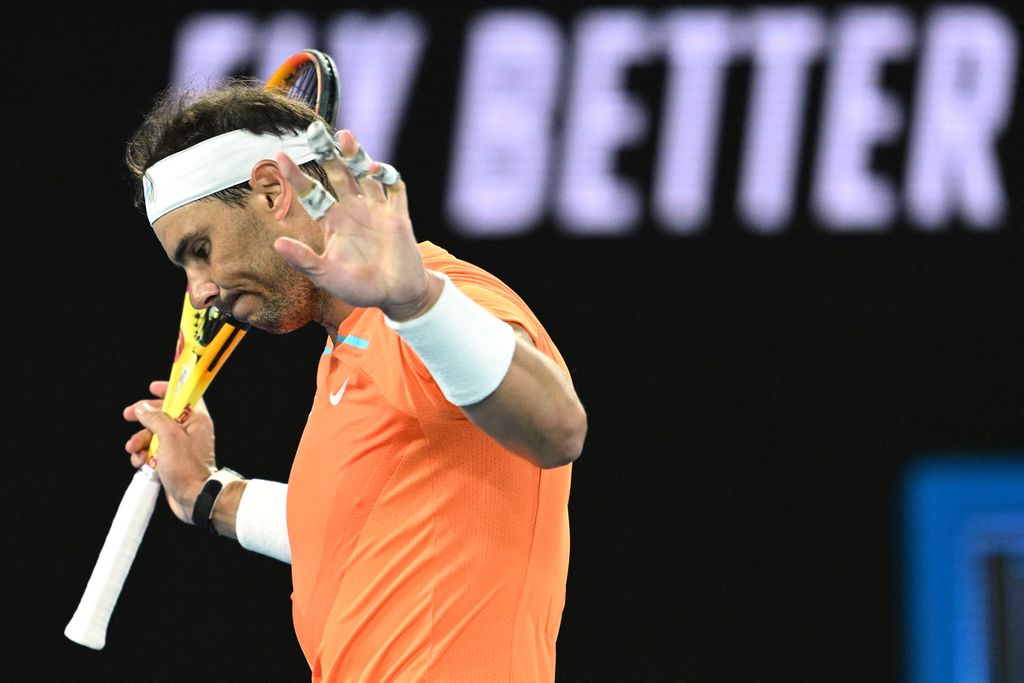 Reaksi Rafael Nadal saat ia bermain melawan Mackenzie McDonald dari AS di pertandingan tunggal putra mereka pada hari ketiga turnamen tenis Australia Terbuka di Melbourne pada 18 Januari 2023.