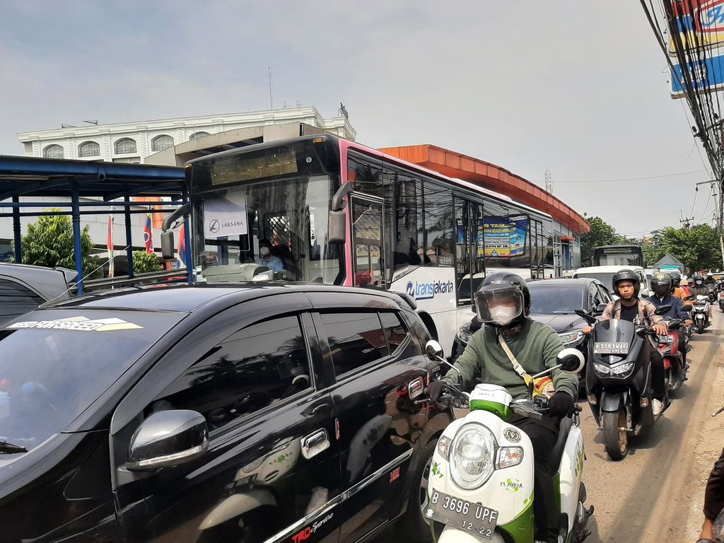 Kemacetan kendaraan di depan Halte Transjakarta Adam Malik, Petukangan Utara, Jakarta Selatan, Kamis (13/10/2022).