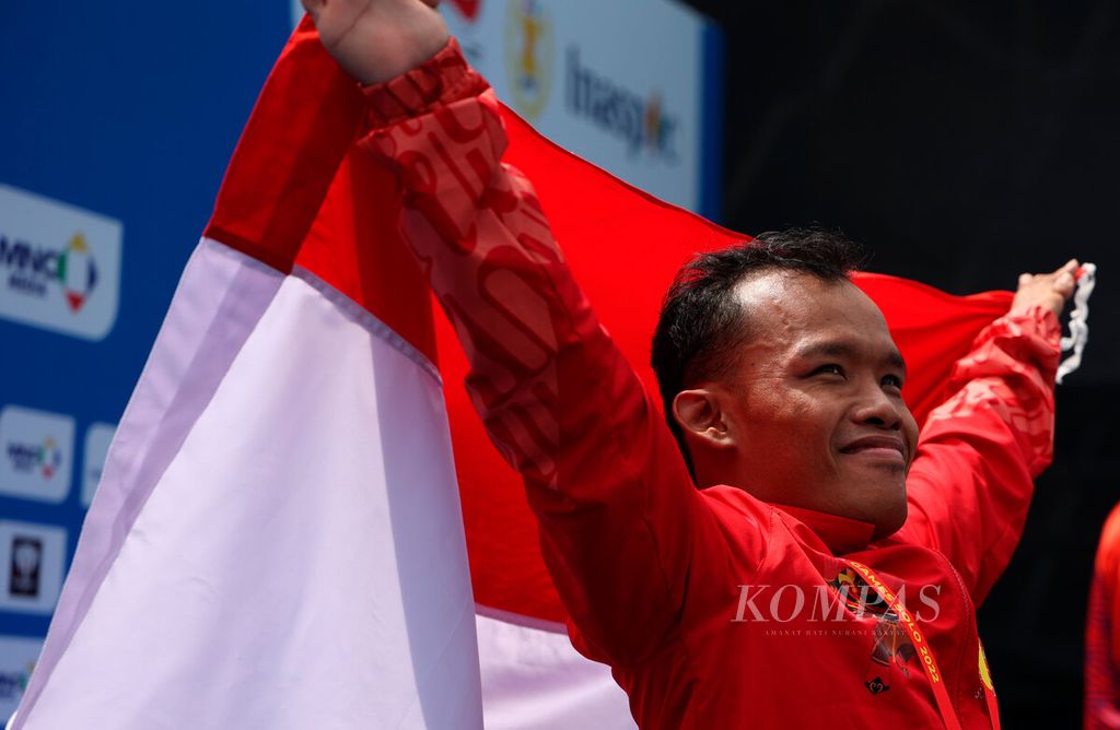 Aris Wibawa mengibarkan "Merah-Putih" setelah menyumbangkan emas pertama untuk kontingen renang Indonesia pada pada ajang ASEAN Para Games 2022 di Kolam Renang Gor Jati Diri, Kota Semarang, Jawa Tengah, Senin (1/8/2022).