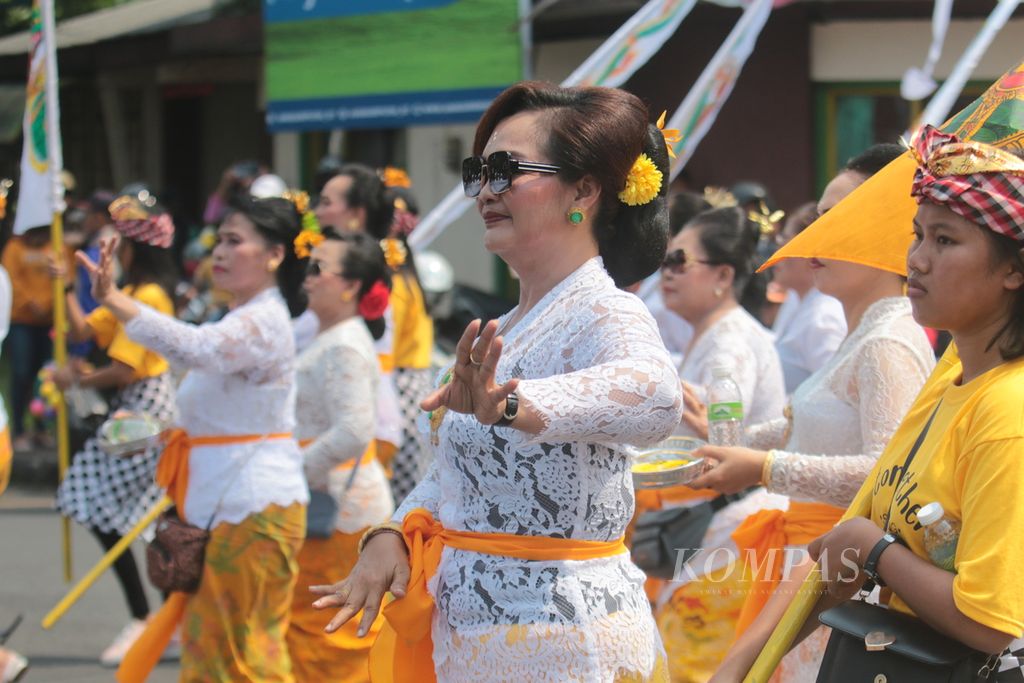 Suasana pawai ogoh-ogoh di Kota Malang, Jawa Timur, Selasa (21/03/2023). Pawai ini digelar sehari menjelang perayaan hari Raya Nyepi.