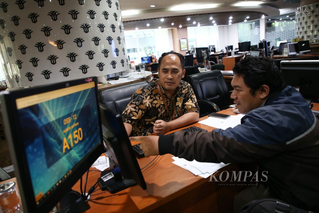 Petugas memberikan penjelasan dalam layanan perizinan berusaha terintegrasi secara elektronik atau <i>online single submission </i>(OSS) pada Pelayanan Terpadu Satu Pintu (PTSP) Badan Koordinasi Penanaman Modal (BKPM), Jakarta, Jumat (26/7/2019). 