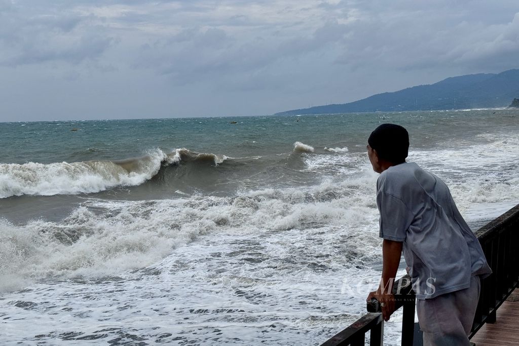 Gelombang tinggi melanda kawasan Pantai Ampenan, Kota Mataram, Nusa Tenggara Barat, Rabu (13/3/2024).