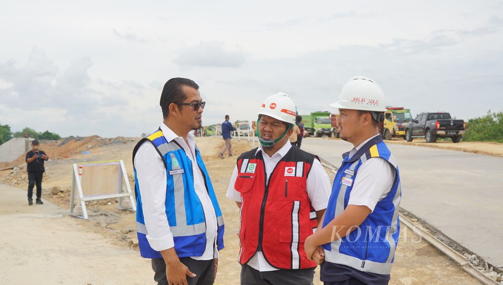 Direktur Utama PT Jogjasolo Marga Makmur Suchandra P Hutabarat (kiri) ketika meninjau Jalan Tol Solo-Yogyakarta yang akan difungsikan sebagian pada masa mudik Lebaran 2023, di Kabupaten Boyolali, Jawa Tengah, Kamis (13/4/2023). 