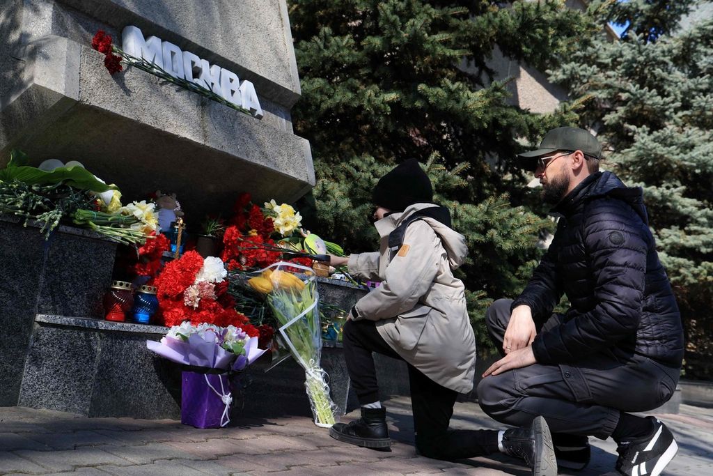 Pelayat di Crimea pada Sabtu (23/3/2024) menyampaikan dukacita untuk korban serangan teror di Crocus City Hall.