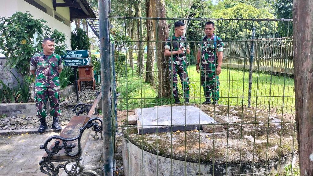 Sejumlah personel TNI menunjukkan sumur yang menjadi lokasi pengunjung anak Taman Wisata Candi Borobudur tercebur, Rabu (4/1/2023).