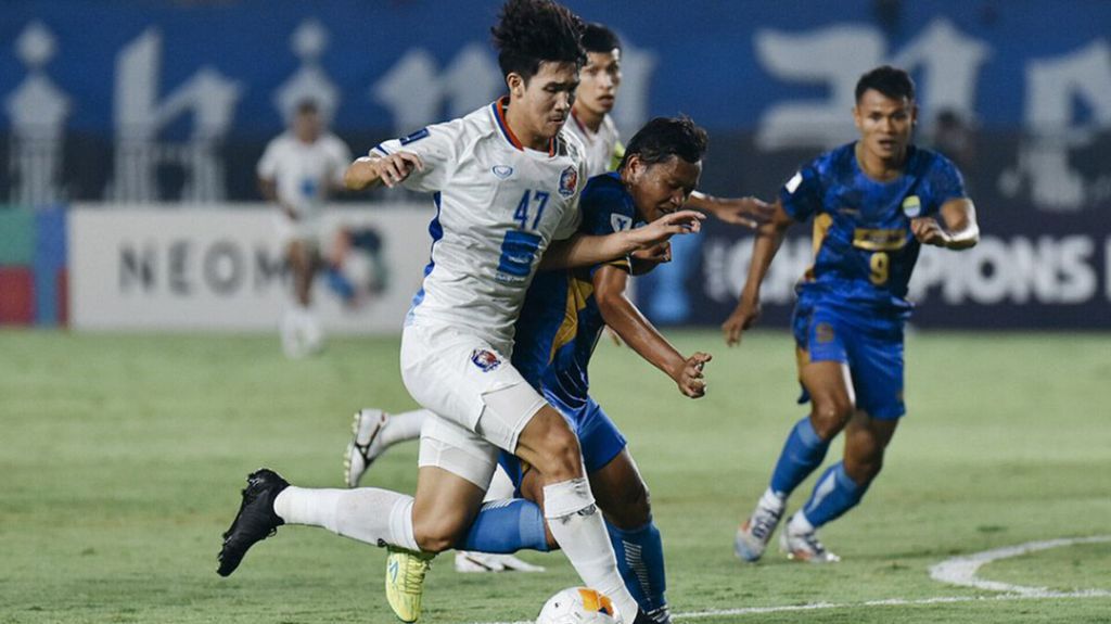 Persib Bandung menghadapi Port FC asal Thailand di ajang AFC Champions League Two 2024 di Stadion Si Jalak Harupat, Jawa Barat, Kamis (19/9/2024) malam. Persib takluk 0-1 dari tim tamu.