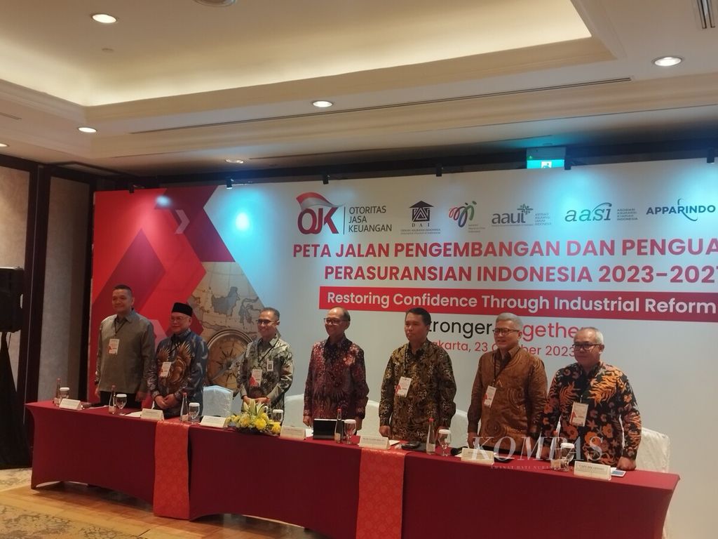 Kepala Eksekutif Pengawas Perasuransian, Penjaminan, dan Dana Pensiun Otoritas Jasa Keuangan (OJK) Ogi Prastomiyono (tengah) bersama para pemangku kepentingan dari asosiasi asuransi memberikan keterangan resmi terkait Peta Jalan Pengembangan dan Penguatan Perasuransian Indonesia 2023-2027, di Jakarta, Senin (23/10/2023).