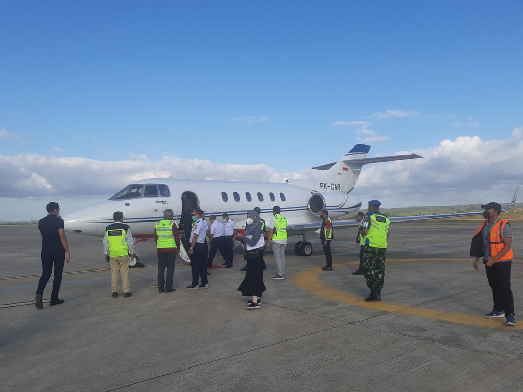 Pesawat yang mengangkut Menteri Perhubungan Budi Karya Sumadi dan rombongan hendak meninggalkan Bandar Udara Eltari, Kota Kupang, NTT, pada Rabu (20/7/2022). Selanjutnya, mereka terbang ke perbatasan Indonesia dan Timor Leste di Kabupaten Belu. 