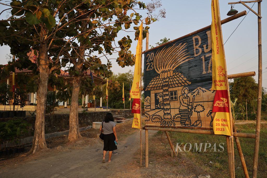 Pengunjung mendatangi salah satu lokasi pameran Biennale Jogja 17 di Balai Budaya Karangkitri, Desa Panggungharjo, Sewon, Bantul, DI Yogyakarta, Sabtu (7/10/2023). Biennale Jogja 17 diikuti 70 seniman dari Eropa dan Asia.
