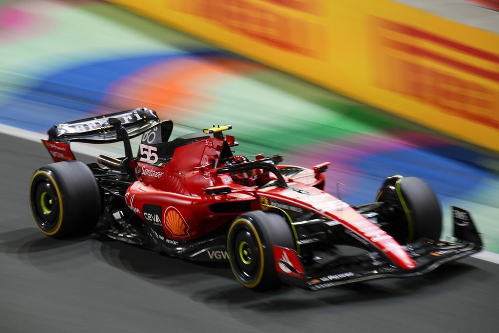 Pebalap Ferrari, Carlos Sainz, beraksi dalam Grand Prix Formula 1 seri Arab Saudi di Sirkuit Jeddah Corniche, Jeddah, Minggu (19/3/2023). 