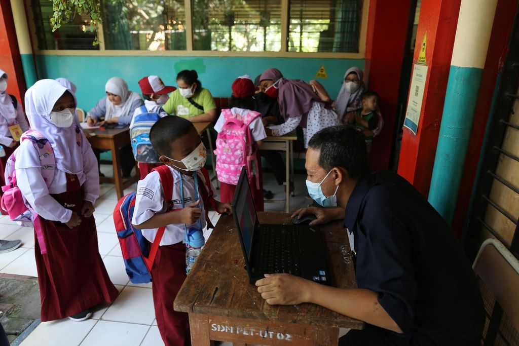 Guru mendata setiap siswa yang tiba di sekolah sebelum mengkuti pembelajaran tatap muka (PTM) di SDN 12 Bintaro, Jakarta Selatan, Senin (3/1/2022). Mulai Senin ini, seluruh sekolah di DKI Jakarta menggelar pembelajaran tatap muka terbatas setiap hari dan diikuti semua siswa. PTM dlaksanakan dengan protokol kesehatan yang ketat. 