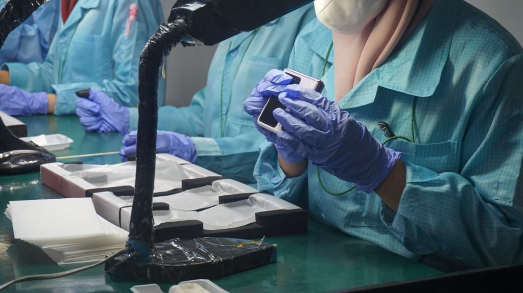 Karyawan Oppo Indonesia memeriksa ponsel lipat Find N2 Flip yang baru saja dirakit di Pabrik Oppo Indonesia, Tangerang, Banten, Kamis (4/5/2023).