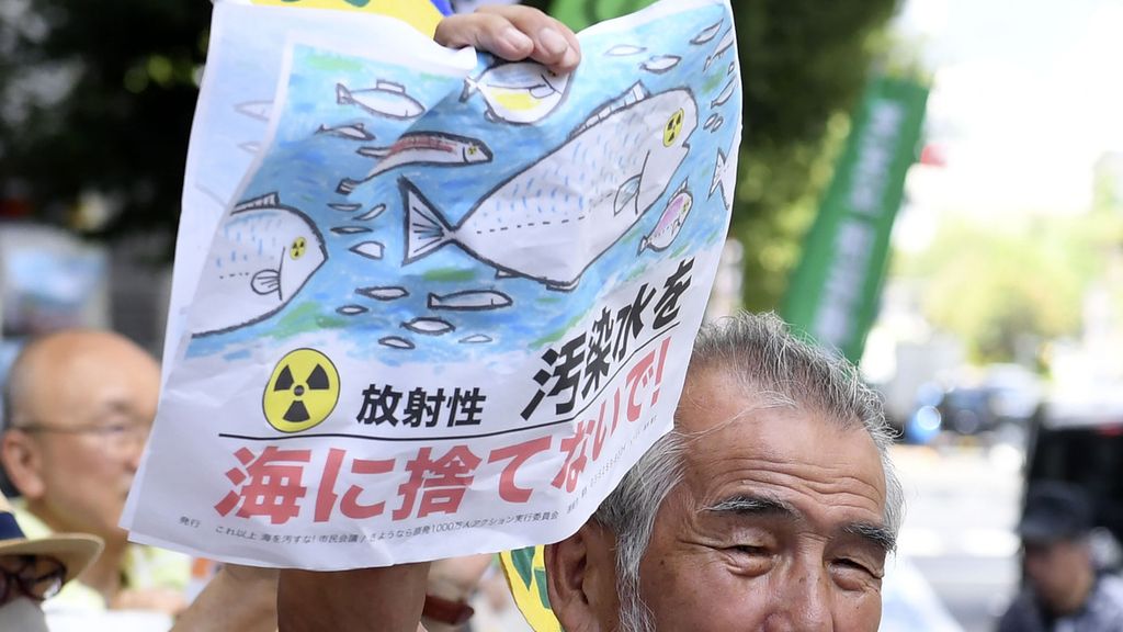 Unjuk rasa di kantor Tepco di Tokyo, Jepang, pada Agustus 2023. Mereka memprotes keputusan pembuangan limbah PLTN Fukushima.