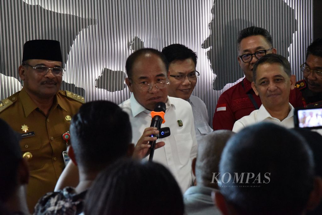 The Head of the Asset Recovery Agency of the Indonesian Attorney General, Amir Yanto, gave a press statement after the Cross-Sector Coordination Meeting regarding the "Follow-Up Action on the Seizure of Five Tin Smelters on Bangka Island" at the Bangka-Belitung Governor's Office, Pangkal Pinang, Bangka Island, on Tuesday (23/4/2024).