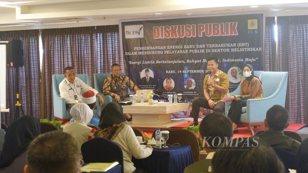 Acara diskusi publik mengenai pengembangan energi baru terbarukan (EBT) dalam mendukung pelayanan publik di sektor kelistrikan di Gambut, Kabupaten Banjar, Kalimantan Selatan, Rabu (14/9/2022).