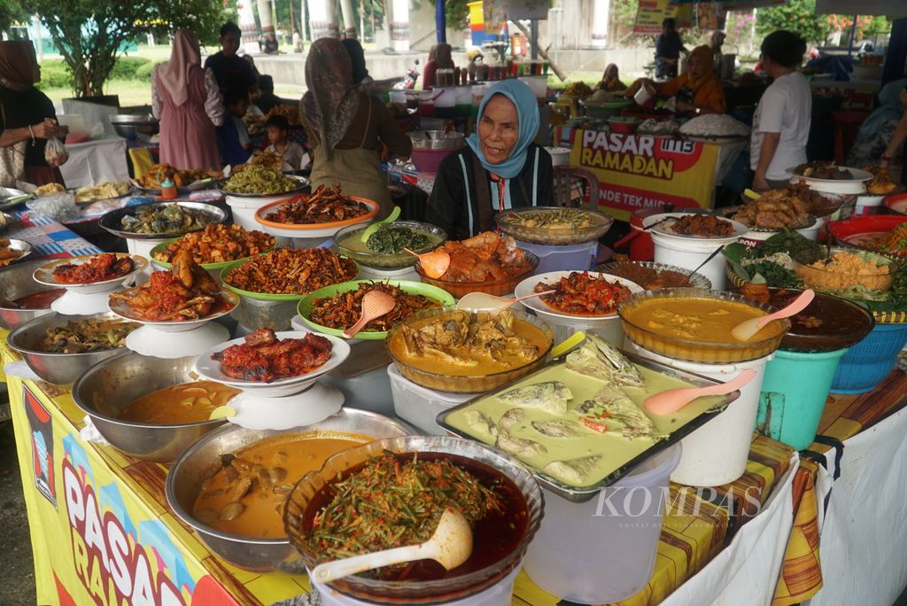 Berbagai lauk dan sayur masakan padang yang dijual di pasa pabukoan di pelataran parkir Ruang Terbuka Hijau Imam Bonjol, Kota Padang, Sumatera Barat, Selasa (26/3/2024) sore. 