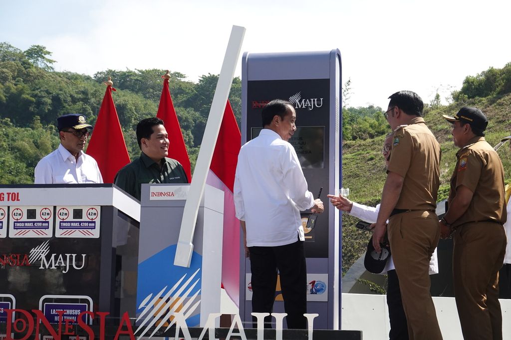 Presiden Joko Widodo meresmikan Jalan Tol Cileunyi-Sumedang-Dawuan (Cisumdawu) di depan terowongan <i>twin tunnel</i>, Tol Cisumdawu Km 169, Kabupaten Sumedang, Jawa Barat, pada Selasa (11/7/2023). 