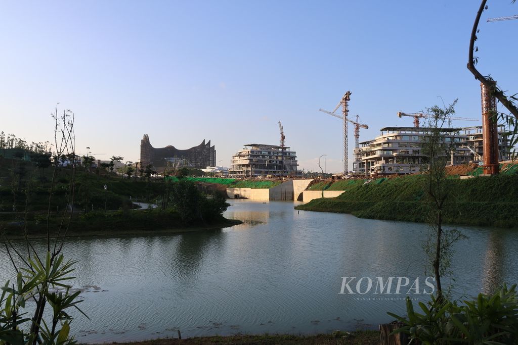 Pembangunan di Ibu Kota Nusantara, Minggu (28/7/2024), menampakkan Kantor Presiden di kejauhan. Adapun Kompleks Kementerian Koordinasi di sebelah kanan terlihat memasuki tahap perampungan.