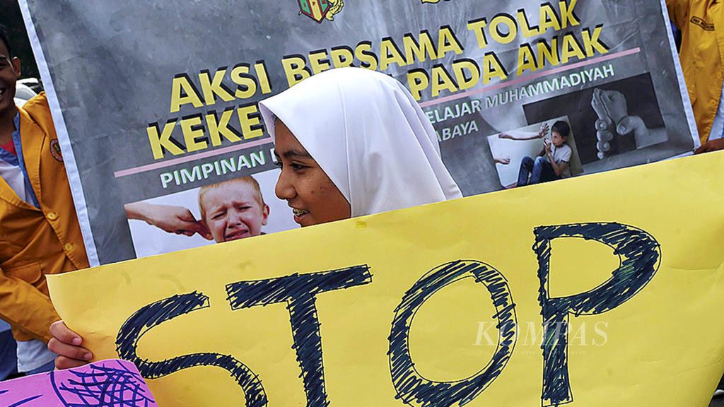  Pelajar dan Forum Pengurus Karang Taruna Kota Surabaya melakukan aksi damai Tolak Kekerasan pada Anak di perempatan Siola, Surabaya, Senin (29/1). Mereka mengajak masyarakat agar lebih peduli dengan kejadian kekerasan yang marak terjadi pada anak saat ini dengan proaktif mencegahnya.