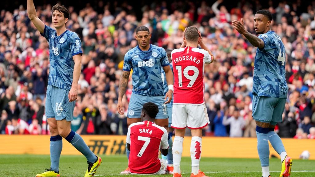 Penyerang Arsenal, Bukayo Saka (duduk), tak bisa berbuat banyak saat melawan Aston Villa di Liga Inggris, 14 April 2024. Arsenal kalah 0-2.