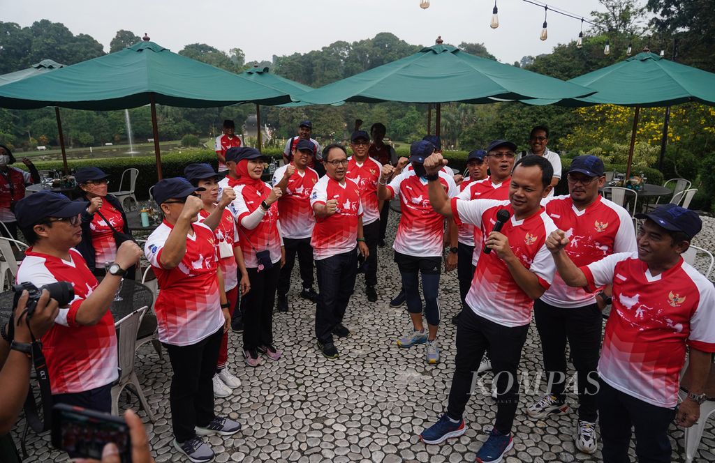 Mayors who are members of the Association of Indonesian City Governments (APEKSI) prepare for a leisurely walk at the Bogor Botanical Gardens, Bogor City, West Java, on Saturday (3/9/2022).