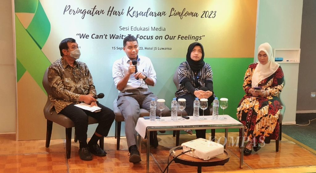 Konsultan Hematologi dan Onkologi Medik dari Rumah Sakit Cipto Mangunkusumo Jakarta, Andika Rachman (kedua dari kiri), menjelaskan tentang pentingnya deteksi kanker kelenjar getah bening atau limfoma dalam diskusi peringatan Hari Kesadaran Limfoma Sedunia 2023 yang digelar oleh Cancer Information Support Center (CISC) dan Takeda di Hotel JS Luwansa, Jakarta, Jumat (15/9/2023).