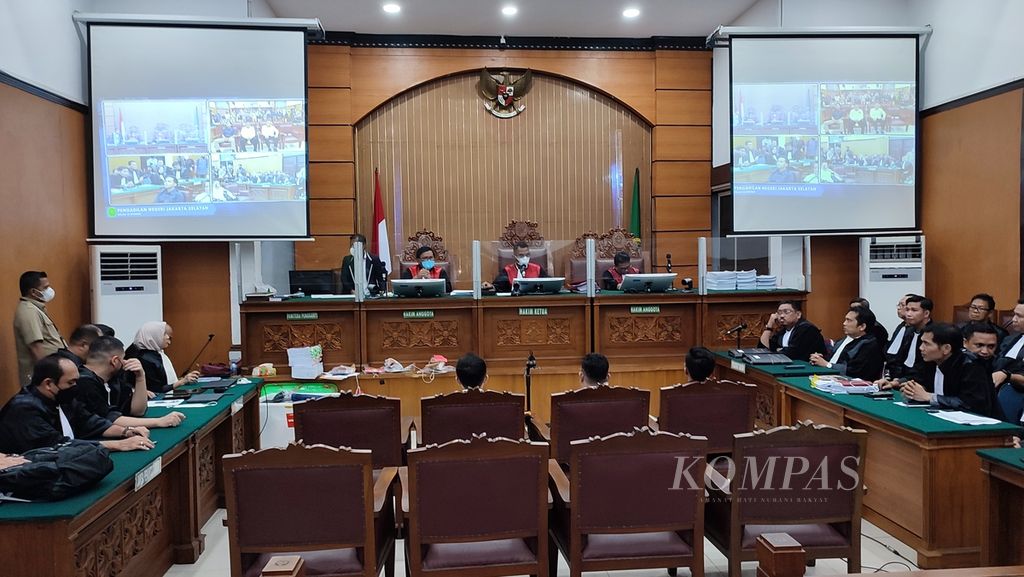 Suasana sidang dengan agenda pemeriksaan Putri Candrawathi sebagai saksi terhadap terdakwa Richard Eliezer Pudihang Lumiu, Ricky Rizal, dan Kuat Ma'ruf. Sidang dilaksanakan di Pengadilan Negeri Jakarta Selatan, Senin (12/12/2022). 