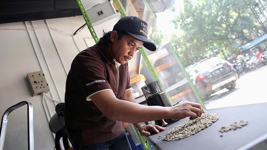 Proses grading biji kopi Wamena, Papua, di Anomali Coffee, Jakarta.