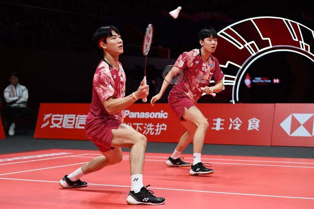 Ganda Korea Selatan, Kang Min-hyuk (kiri) dan Seo Seung-jae, saat partai puncak Final BWF melawan ganda China, Liang Wei Keng/Wang Chang, Minggu (17/12/2023). Kang/Seo menang 21-17, 22-20.