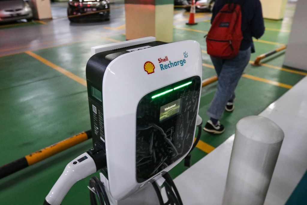 Salah satu titik pengisian Shell Recharge di Mal Pacific Place, Jakarta, Kamis (19/1/2023). Shell menghadirkan tiga fasilitas pengisian daya Shell Recharge dengan enam titik pengisian yang dapat mengisi daya kendaraan listrik hingga 11 kWh dalam waktu 1 jam. SPKLU Shell Recharge kompatibel dengan sebagian besar kendaraan listrik di Indonesia dan memenuhi standar keselamatan internasional. 