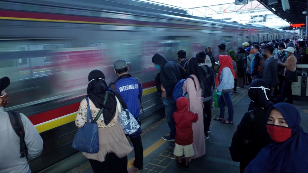 Penumpang menunggu kereta <i>commuter line </i>di Stasiun Kereta Api Tanah Abang, Jakarta Pusat, pada jam pulang kerja, Jumat (11/9/2020).