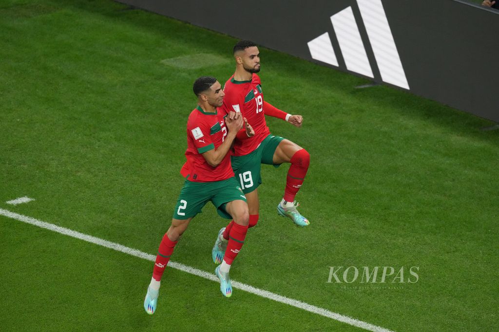 Pemain Maroko, Youssef En Nesyri, merayakan gol yang dicetak ke gawang Portugal di babak perempat final Piala Dunia 2022 di Stadion Al Thumama, Qatar, Sabtu (10/12/2022). 