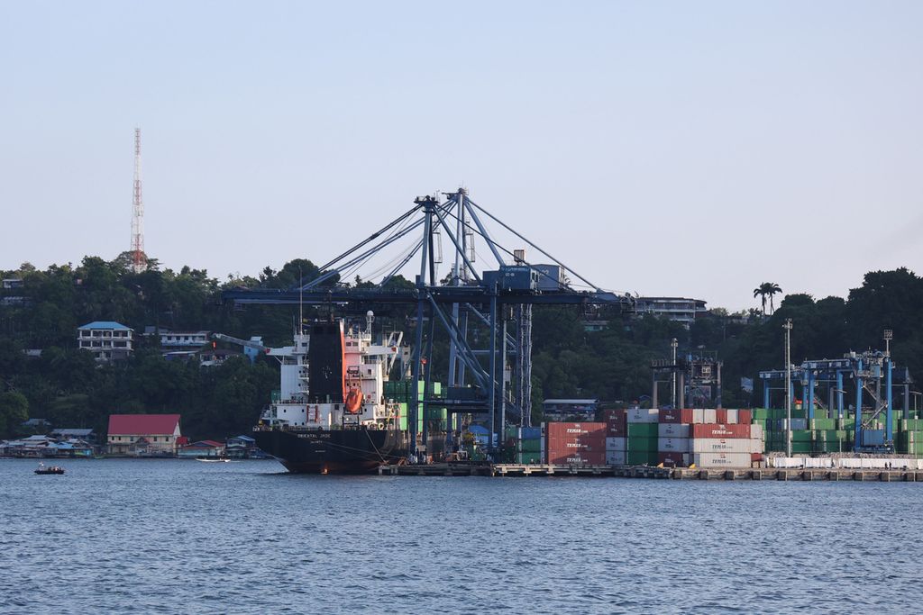 Aktivitas pengiriman peti kemas di Pelabuhan Jayapura di Jayapura, Papua, yang terhubung dengan armada tol laut, Selasa (9/11/2021). 