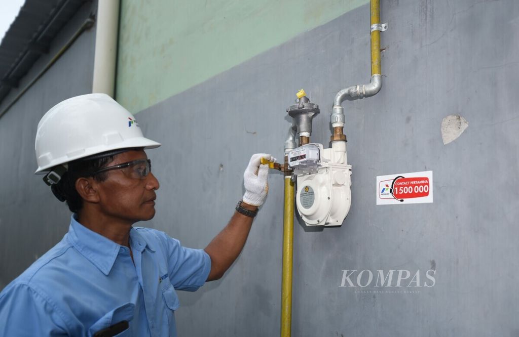Petugas mengecek instalasi jaringan gas rumah tangga yang baru diresmikan di Desa Kalisampurno, Kecamatan Tanggulangin, Sidoarjo, Jatim, Jumat (3/1/2019). 