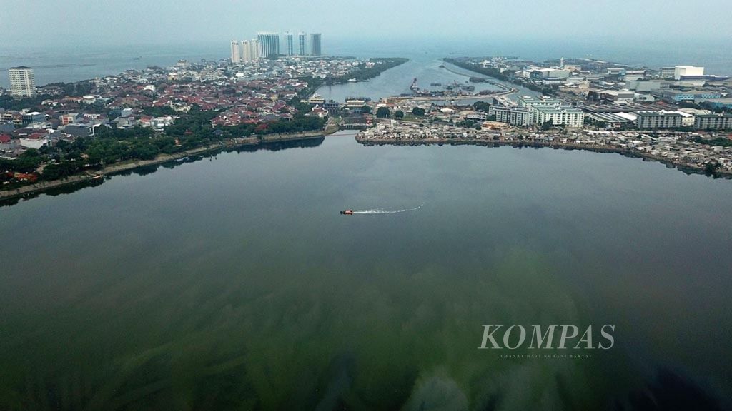 Kapal yang digunakan petugas untuk membersihkan Waduk Pluit dari sampah, di Jakarta Utara, Selasa (11/12/2018). Sebagai salah satu waduk yang berfungsi untuk pengendali banjir, Waduk Pluit terus dikeruk dan dibersihkan dari gulma seperti, tanaman eceng gondok.