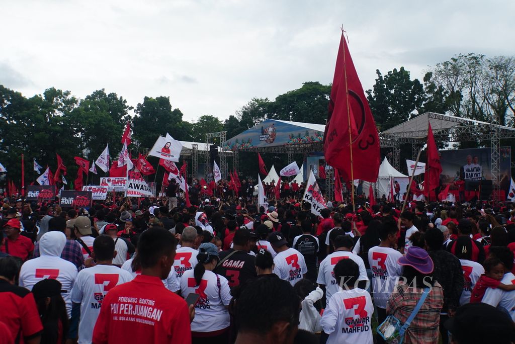 Ribuan orang menghadiri kampanye bertajuk Hajatan Rakyat yang digelar pasangan calon presiden dan calon wakil presiden nomor urut 3, Ganjar Pranowo dan M Mahfud MD, di Lapangan KONI Sario, Manado, Sulawesi Utara, Kamis (1/2/2024). 