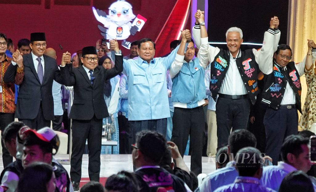 Tiga pasangan calon presiden dan calon wakil presiden bergandengan tangan di panggung pada sesi akhir Debat Putaran Ke-5 Calon Presiden Pemilu 2024 di Jakarta Convention Center, Jakarta, Minggu (4/2/2024).   