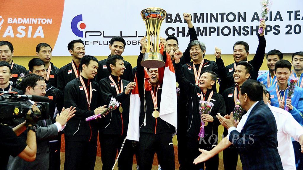 Tim bulu tangkis putra Indonesia berfoto bersama setelah mengalahkan China, 3-1, pada final Kejuaraan Beregu Asia di Alor Setar, Malaysia, Minggu (11/2). Indonesia mampu mempertahankan gelar juara Asia.