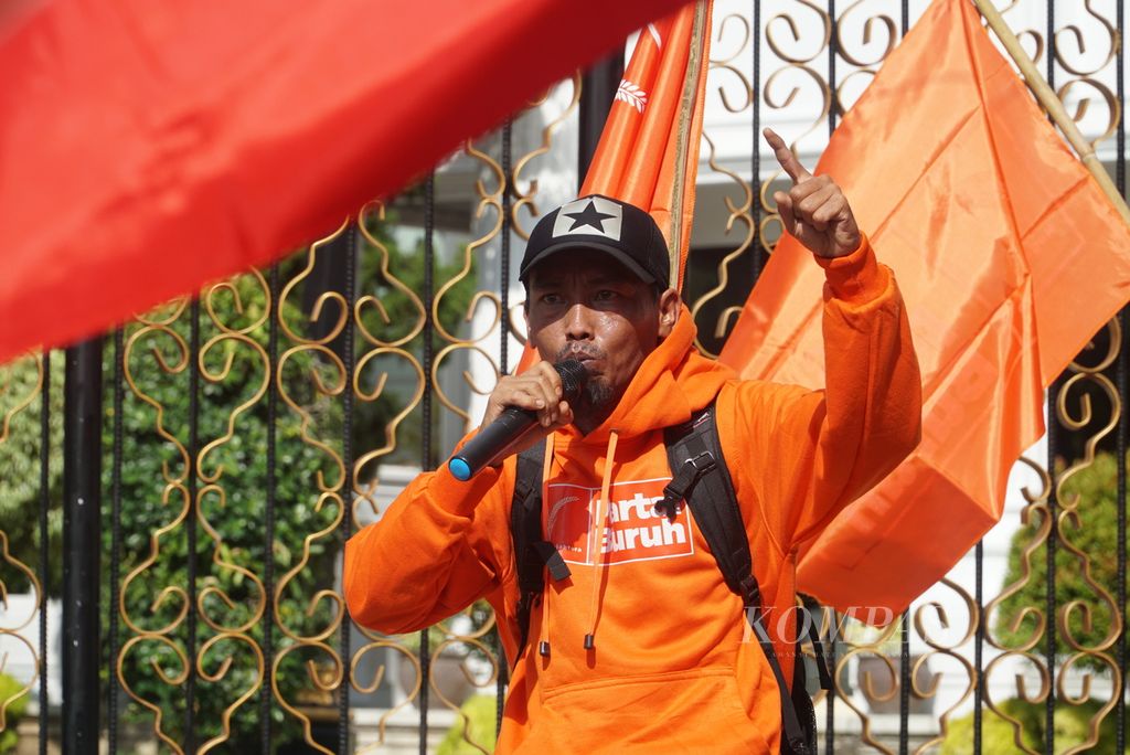 Sekretaris Partai Buruh Exco Kota Padang Riki Hendra Mulya berorasi dalam aksi peringatan Hari Buruh Internasional yang digelar anggota Partai Buruh dan serikat pekerja di depan Kantor DPRD Sumatera Barat di Kota Padang, Senin (1/5/2023) sore.