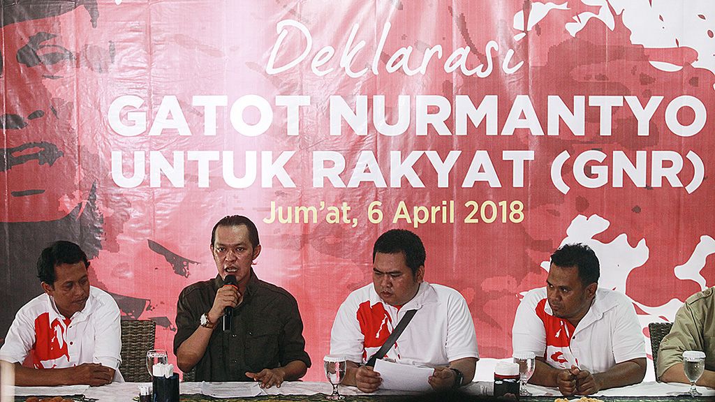 Ketua Presidium Nasional GNR Dondi Rivaldi (kedua kiri) membacakan dokumen deklarasi Jenderal (Purn) Gatot Nurmantyo untuk rakyat di Jakarta, Jumat (6/4). Deklarasi tersebut merupakan bentuk dukungan penuh kepada Gatot Nurmantyo sebagai Calon Presiden pada Pilpres 2019.