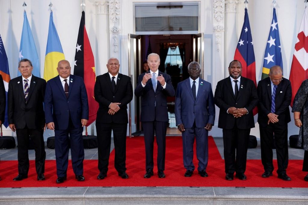 Presiden AS Joe Biden (tengah) menyambut para pemimpin negara-negara Kepulauan Pasifik untuk foto bersama di sela-sela KTT Negara Kepulauan Pasifik-AS di Serambi Utara Gedung Putih di Washington DC, 29 September 2022. 
