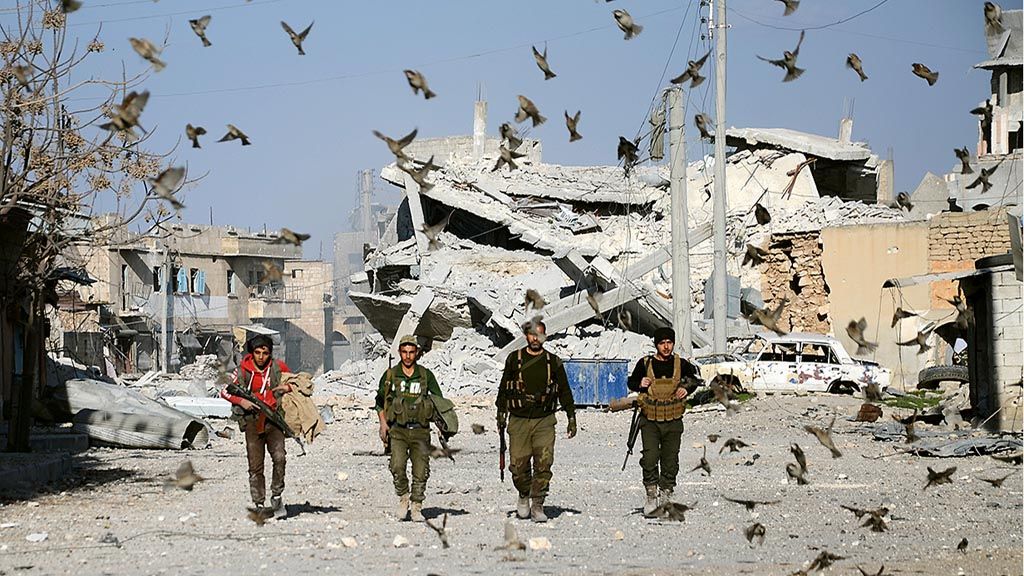 Para pejuang oposisi  Suriah yang didukung Turki berpatroli di antara burung-burung yang beterbangan di sebelah barat daya kota perbatasan Al-Bab, Provinsi Aleppo, Suriah, Kamis (23/2). Milisi oposisi ini sebelumnya berhasil merebut kota dari penguasaan kelompok radikal Negara Islam di Irak dan Suriah (NIIS).