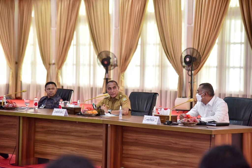 Gubernur Sumatera Utara Edy Rahmayadi (tengah) menerima kunjungan kerja Badan Legislasi DPR dalam rangka Sosialisasi Tahap I Program Legislasi Nasional RUU Prioritas Tahun 2022 di Aula Tengku Rizal Nurdin, Rumah Dinas Gubernur, Medan, Senin (24/1/2022).