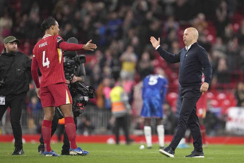 Manajer Liverpool Arne Slot (kanan) memberi selamat kepada bek Liverpool, Virgil van Dijk, pada akhir pertandingan Liga Inggris antara Liverpool dan Chelsea di Stadion Anfield, Liverpool, Minggu (20/10/2024). Liverpool akan menghadapi Brighton and Hove Albion pada lanjutan Liga Inggris, Sabtu (2/11/2024).