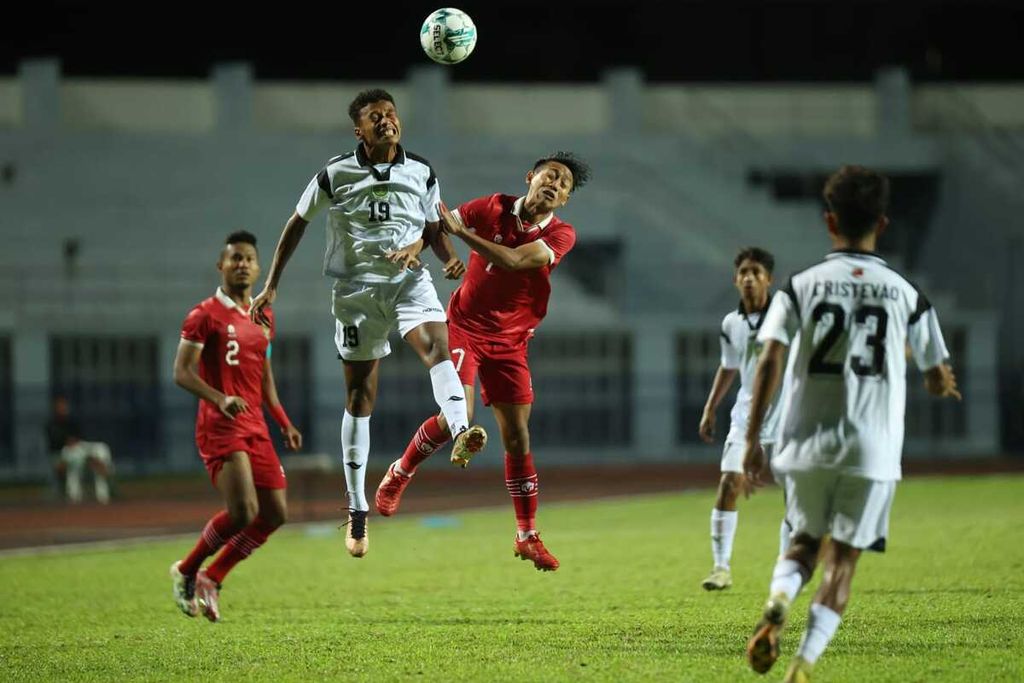 Gelandang tim sepak bola Indonesia U-23, Beckham Putra Nugraha, berduel dengan pemain Timor Leste dalam perebutan bola udara, di Stadion Provinsi Rayong, Thailand, Minggu (20/8/2023) malam. Indonesia akhirnya lolos ke babak semifinal Piala AFF U-23 sebagai tim peringkat kedua terbaik.