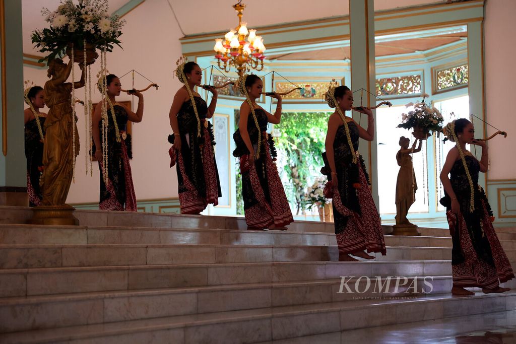 Penari Bedhaya Anglir Mendung saat mengawali ritual tari sakral yang dipentaskan untuk peringatan ulang tahun kenaikan takhta Adipati Aryo (KGPAA) Mangkunegara X di Pura Mangkunegaran, Surakarta, Jawa Tengah, Rabu (1/3/2023). 
