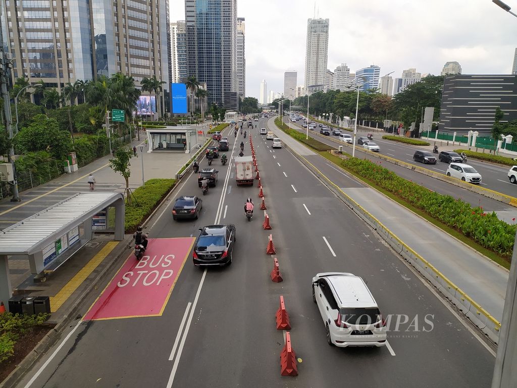 Keramaian lalu lintas di Jalan Jenderal Sudirman, Jakarta, Kamis (25/2/2021). Polda Metro Jaya akan menerapkan sistem tilang elektronik bergerak untuk meningkatkan kesadaran masyarakat untuk tertib berlalu lintas.