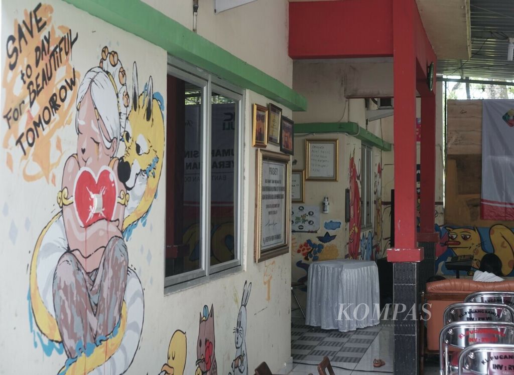 Mural menghiasi dinding <i>shelter</i> Lentera tempat tinggal anak-anak pengidap HIV/AIDS di Solo, Jawa Tengah, Kamis (14/2/2019). Dinas Pendidikan Solo memastikan anak-anak pengidap HIV/AIDS dapat kembali bersekolah di sekolah dasar di Solo.