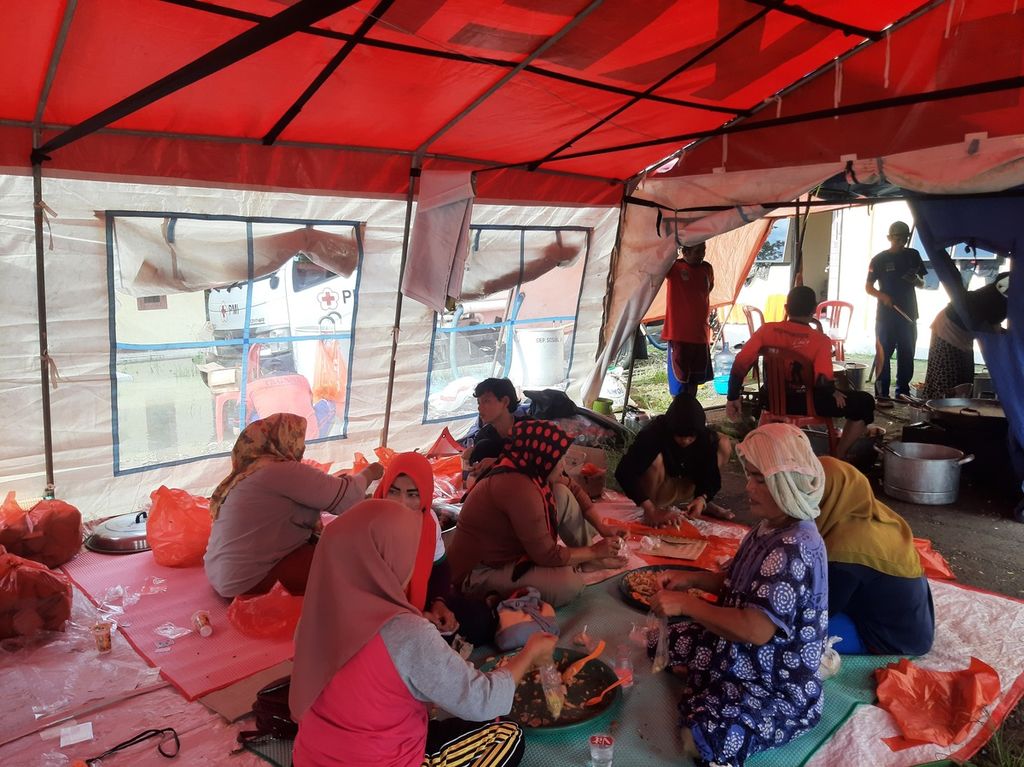 Para ibu tengah menyiapkan makanan siap saji di posko dapur umum Desa Pantai Harapan Jaya, Kecamatan Muara Gembong, Kabupaten Bekasi, Jumat (3/3/2023).