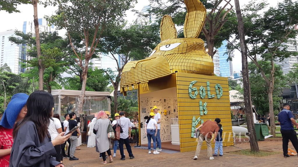 Patung keledai karya Naufal Abshar yang diberi judul ”Gold is King”, ditampilkan di pameran Art Jakarta Gardens di Hutan Kota by Plataran, Gelora Bung Karno, Jakarta. Pameran berlangsung 22-28 April 2024.